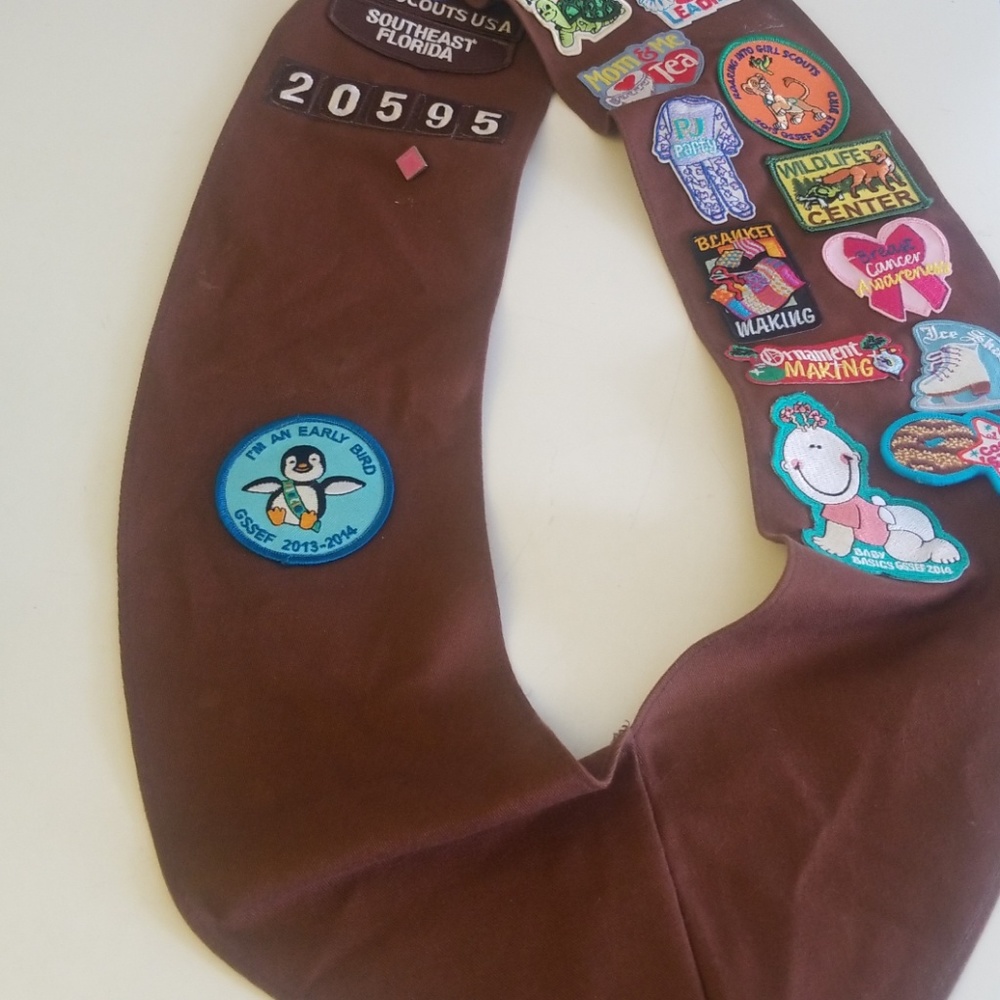 GIRL SCOUT BROWNIE SASH with BADGES P